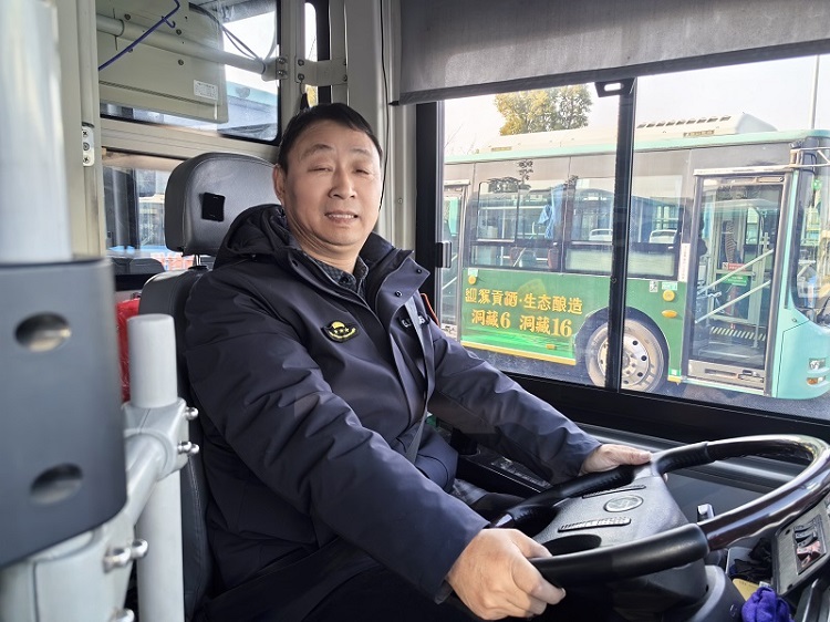 驾驶员杨银刚.jpg