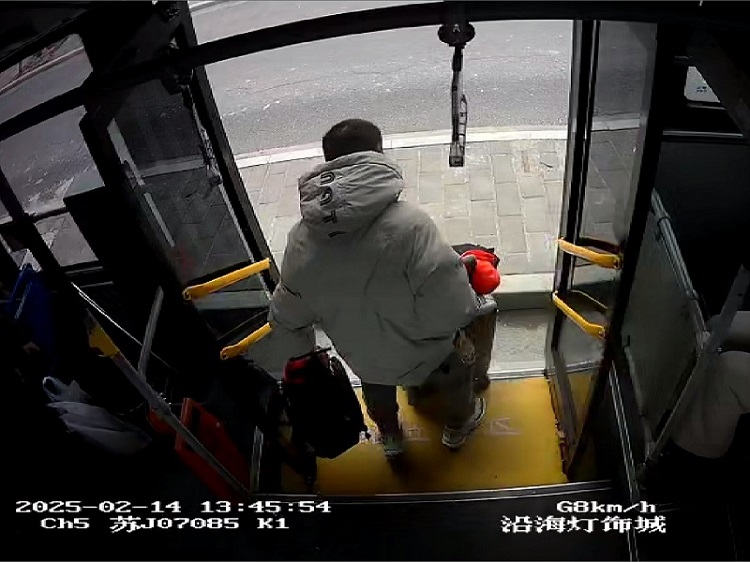 7-失主陈先生到站下车.jpg